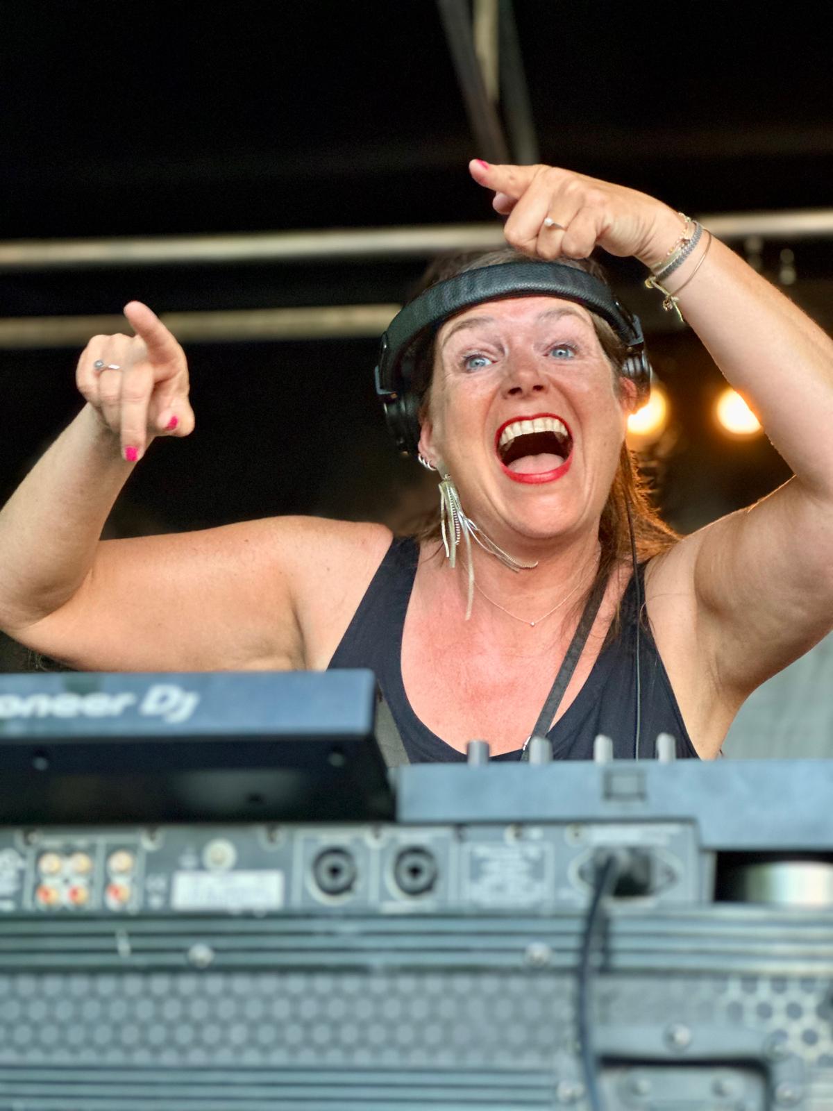 DJ MAMA KIEST DJ MAMA KIEST